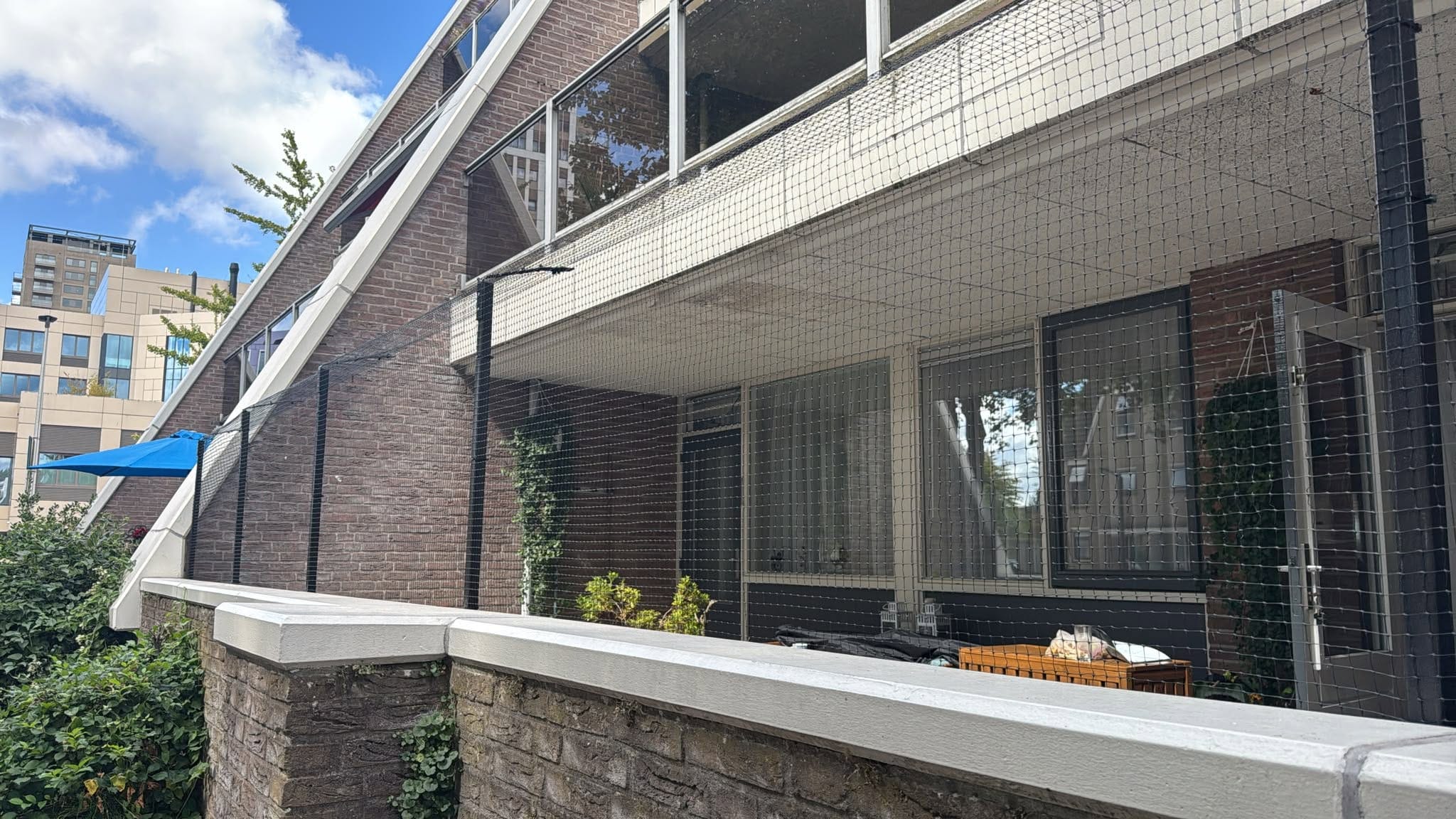Ein Katzennetz, das über den Balkon eines Wohnkomplexes gespannt ist