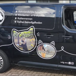 Firmenbus von „OngewoonBoom“ mit Logo und Dienstleistungen für katzenfreundliche Gartenzäune