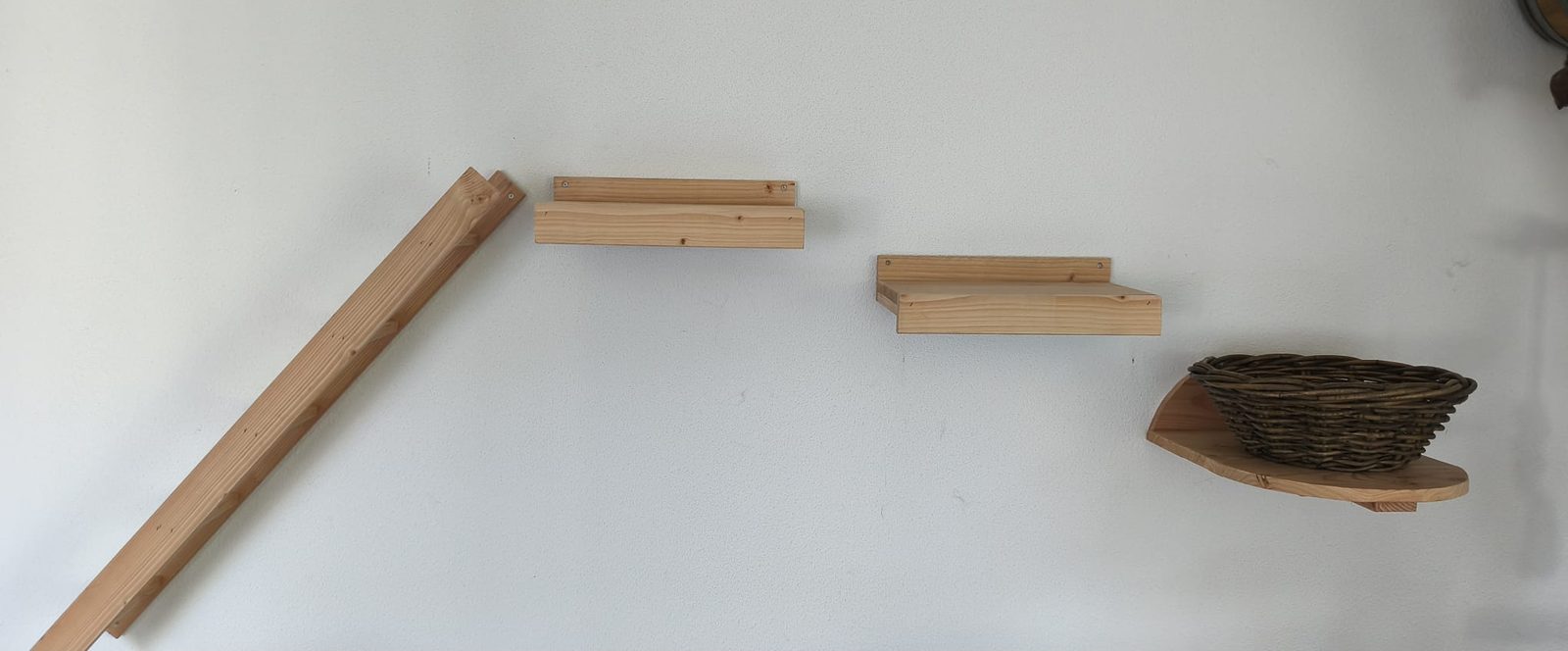 Kattenklimwand naturel aan de muur, overzicht van de vijf onderdelen