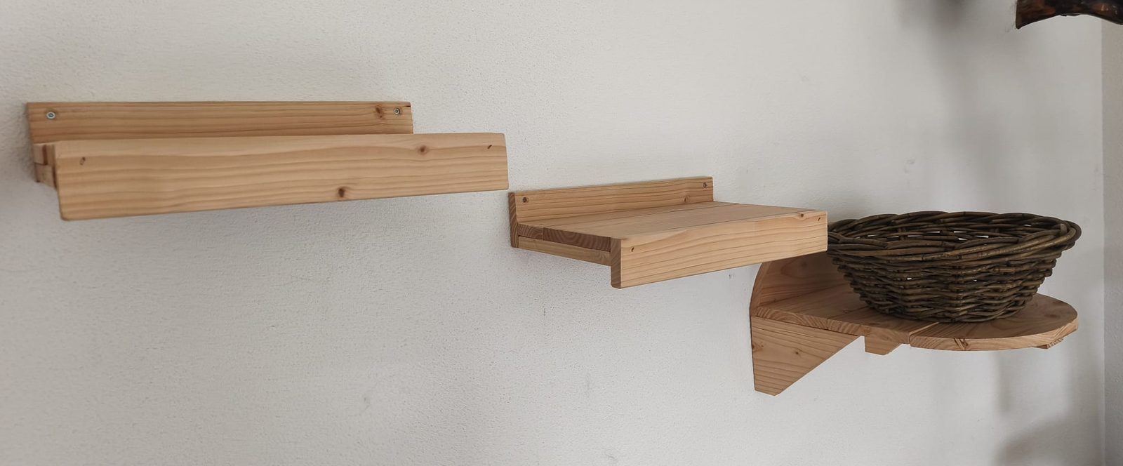 Kattenklimwand naturel zijaanzicht met ligplanken en gevlochten mand