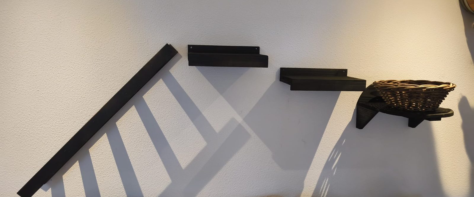 Kattenklimwand zwart aan de muur, overzicht van de vijf onderdelen