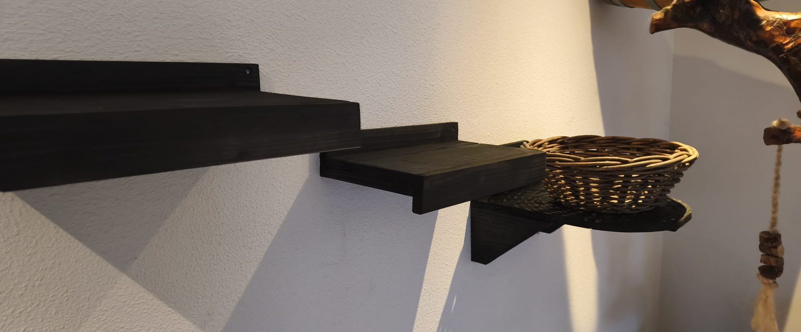 Kattenklimwand zwart zijaanzicht met ligplanken en gevlochten mand