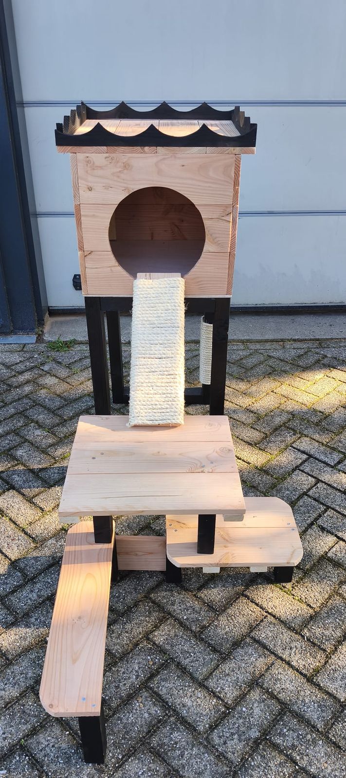 Kattenmeubel Chanty van douglashout met ronde ingang, krabplank en trapjes