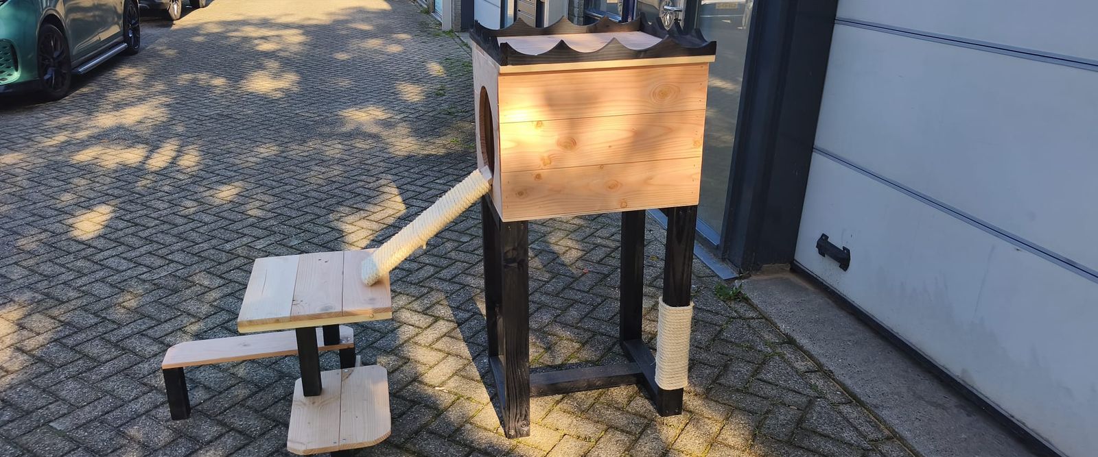 Kattenmeubel Chanty zijaanzicht met krabplank naar het trappenelement