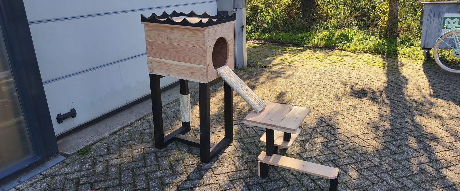 Kattenmeubel Chanty met zwarte poten en golvende dakrand