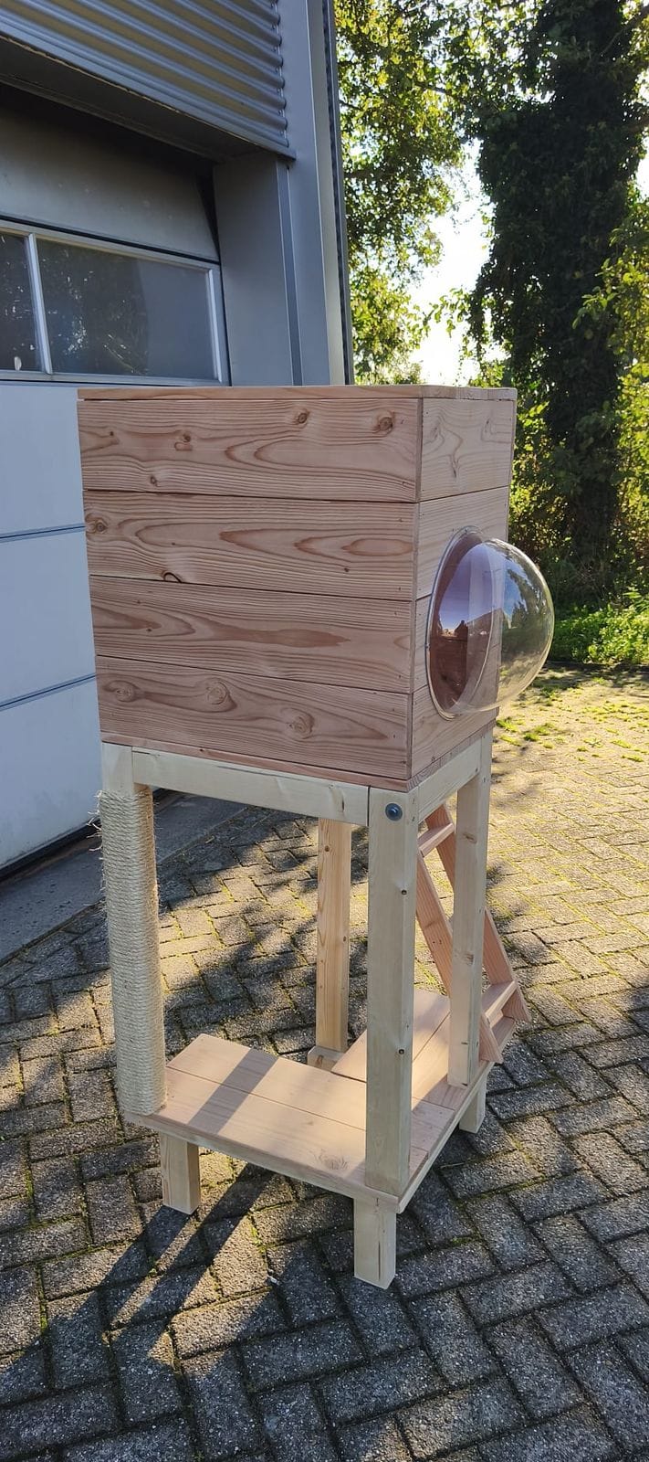 Kattenmeubel Kiekeboe zijaanzicht met krabpaal en kijkkoepel
