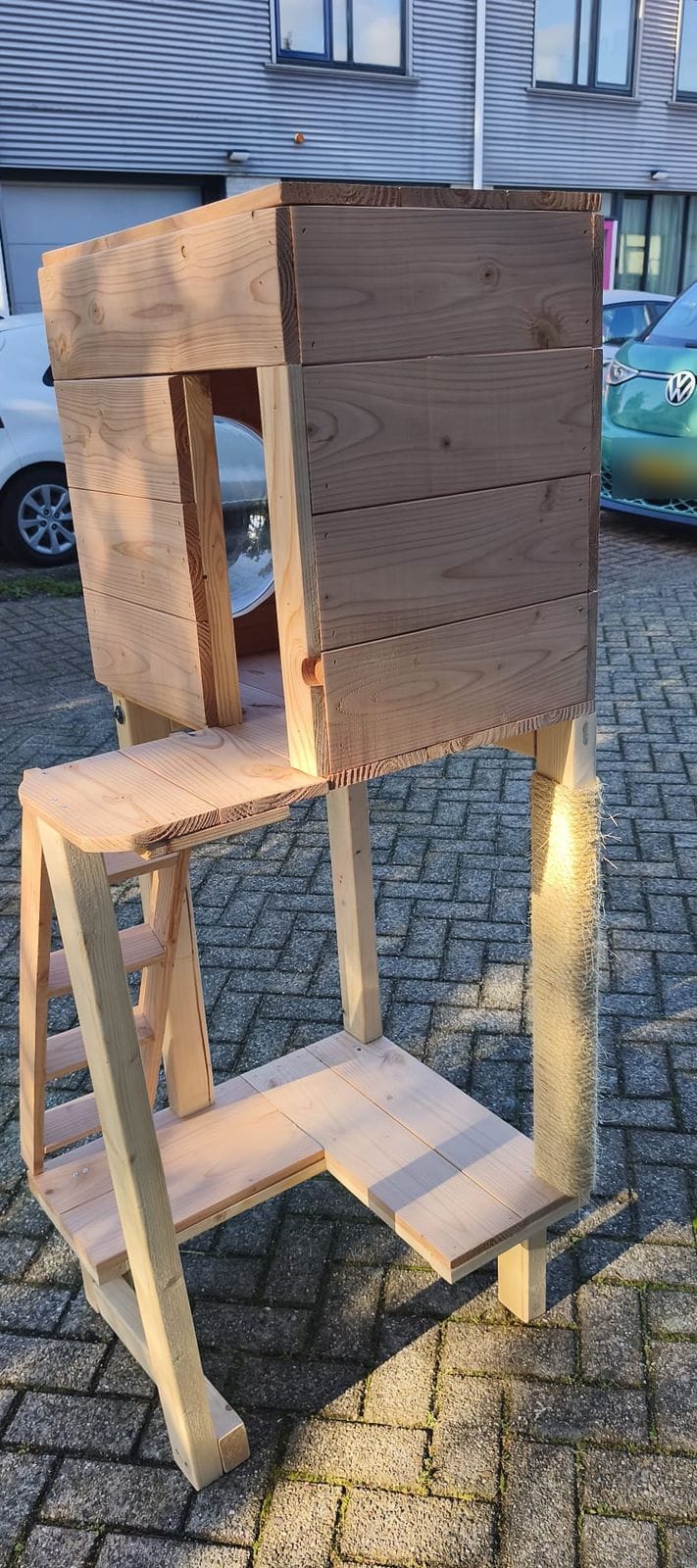 Kattenmeubel Kiekeboe achterkant met ingang van de slaaphut