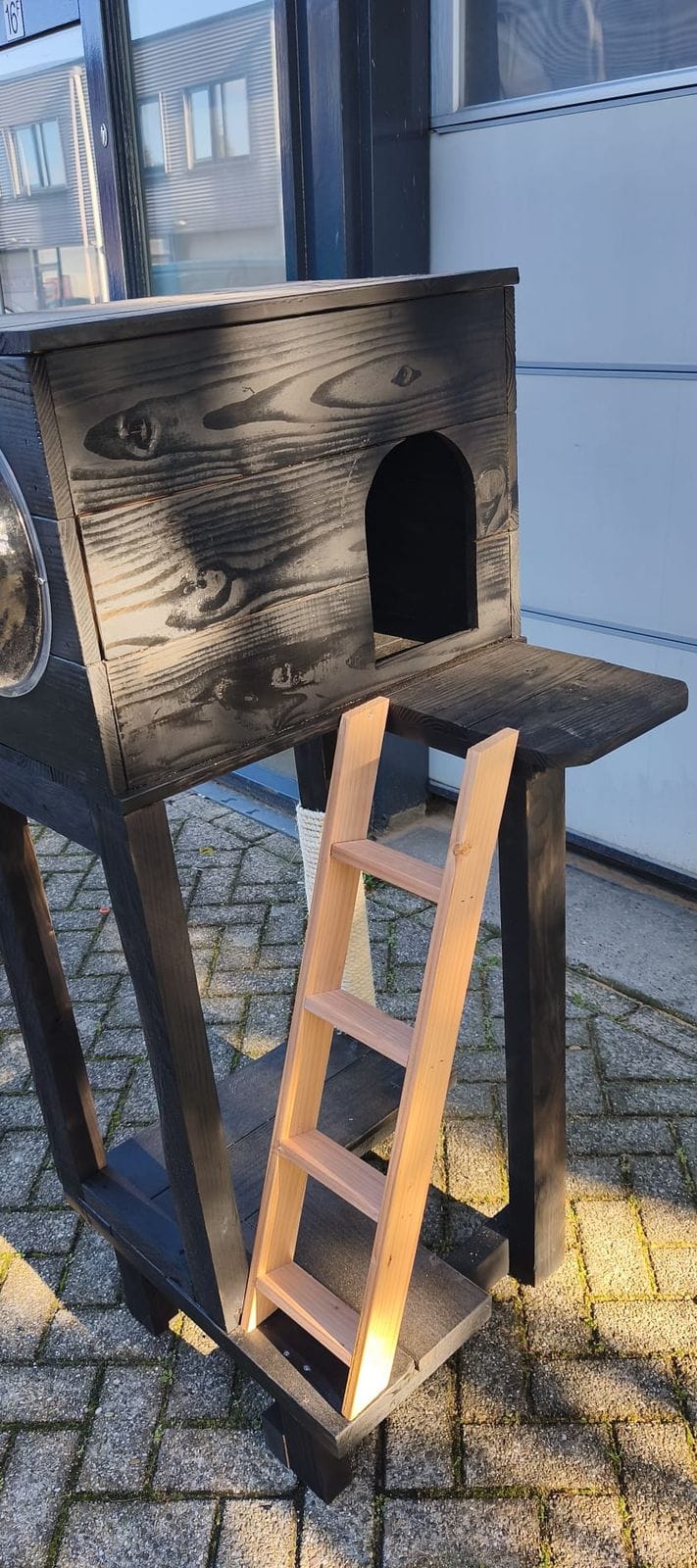 Kattenmeubel Kiekeboe zwart met boogvormige ingang en houten ladder