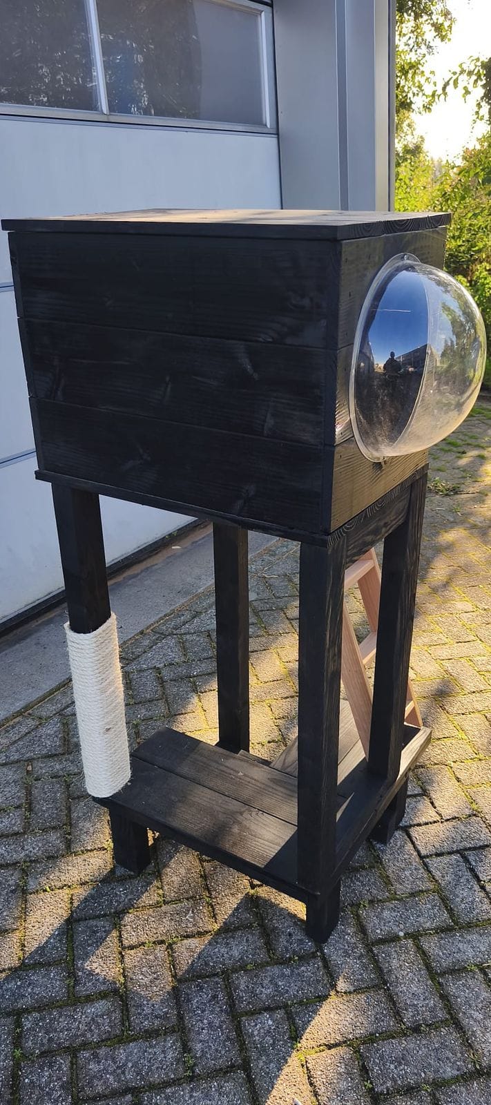Kattenmeubel Kiekeboe zwart zijaanzicht met kijkkoepel en krabpaal