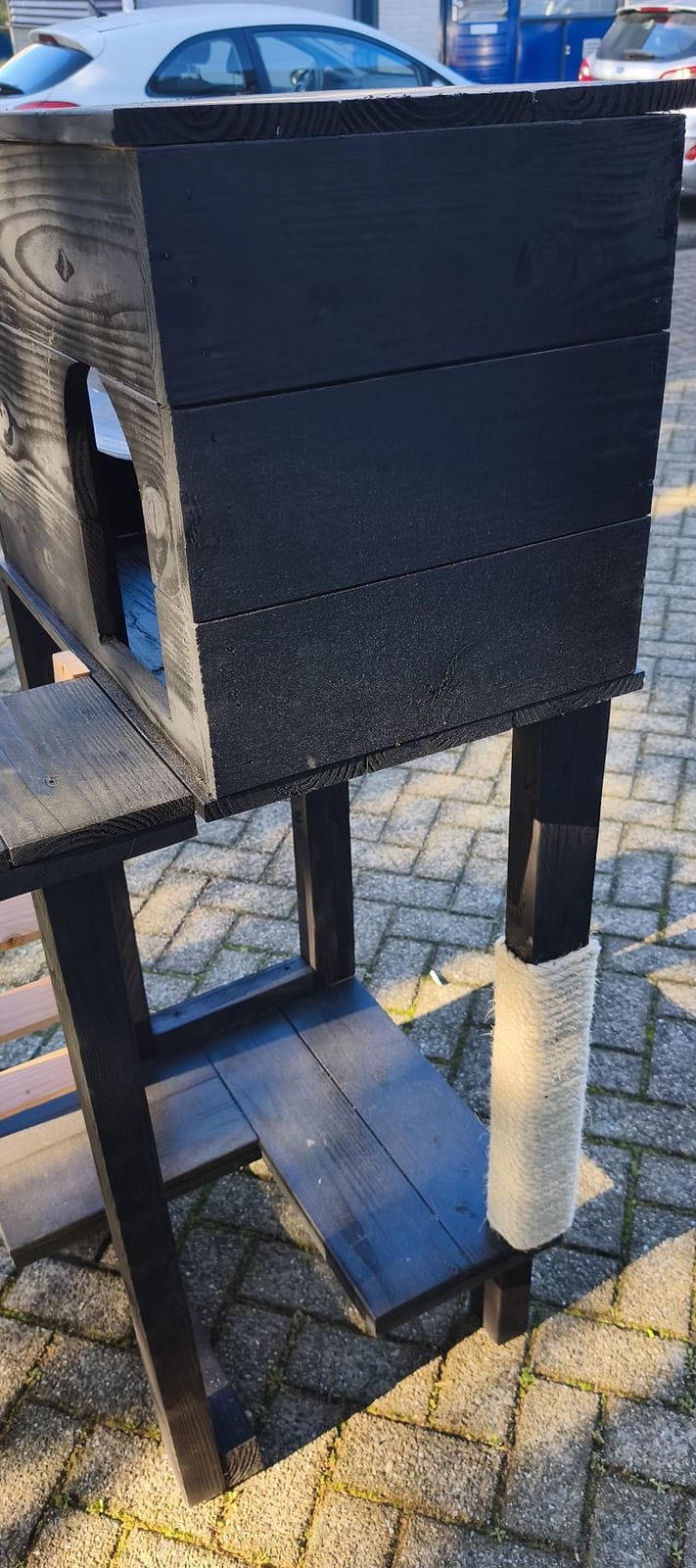 Kattenmeubel Kiekeboe zwart achteraanzicht met krabpaal